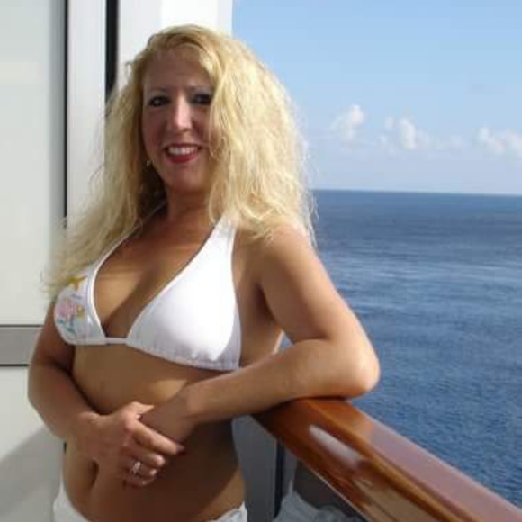 Meet your Posher, Lisa & Helpers - Picture 2 of 8